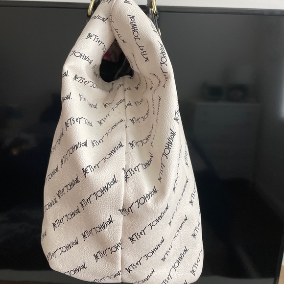 RARE Betsey Johnson white bag! Designer writing & rose embellished satin lining. - Picture 2 of 11